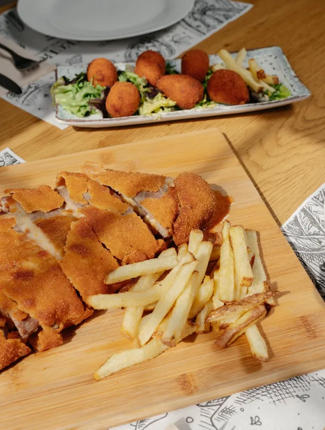 Cachopo troceado con croquetas para compartir