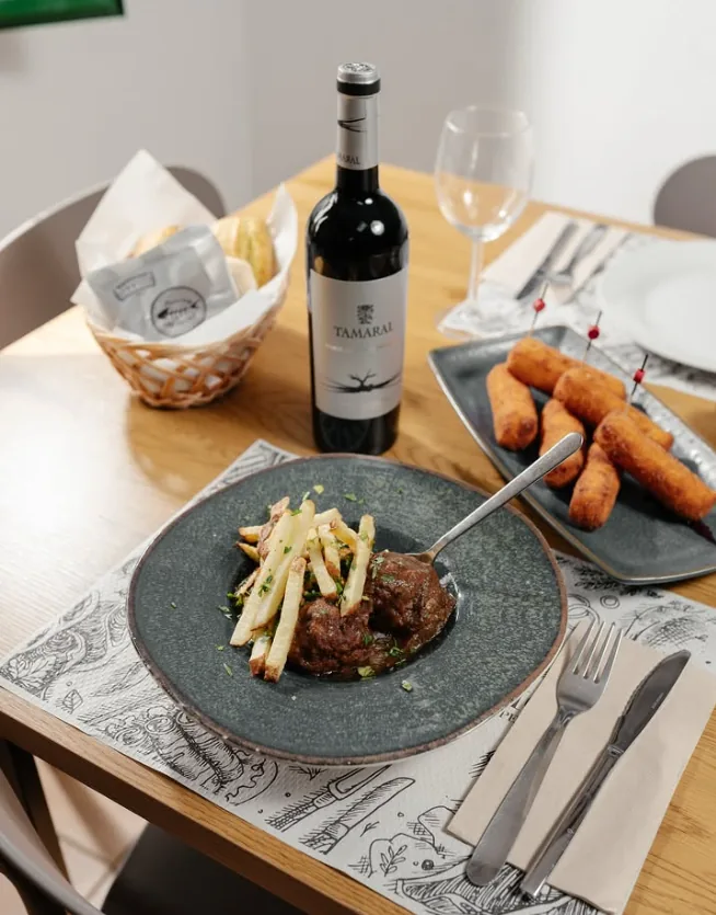 Carne en salsa con papas y vino