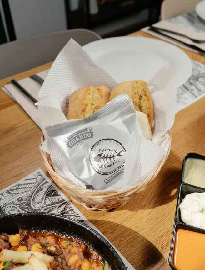 Cesta de pan canario recién hecho