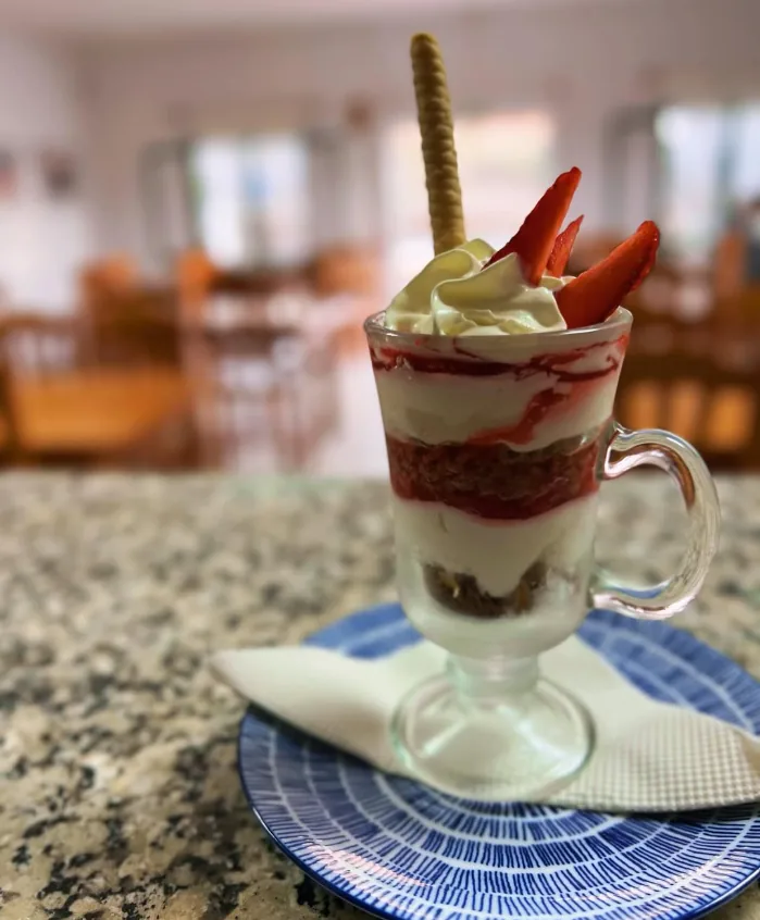 Copa de fresas con nata y barquillo