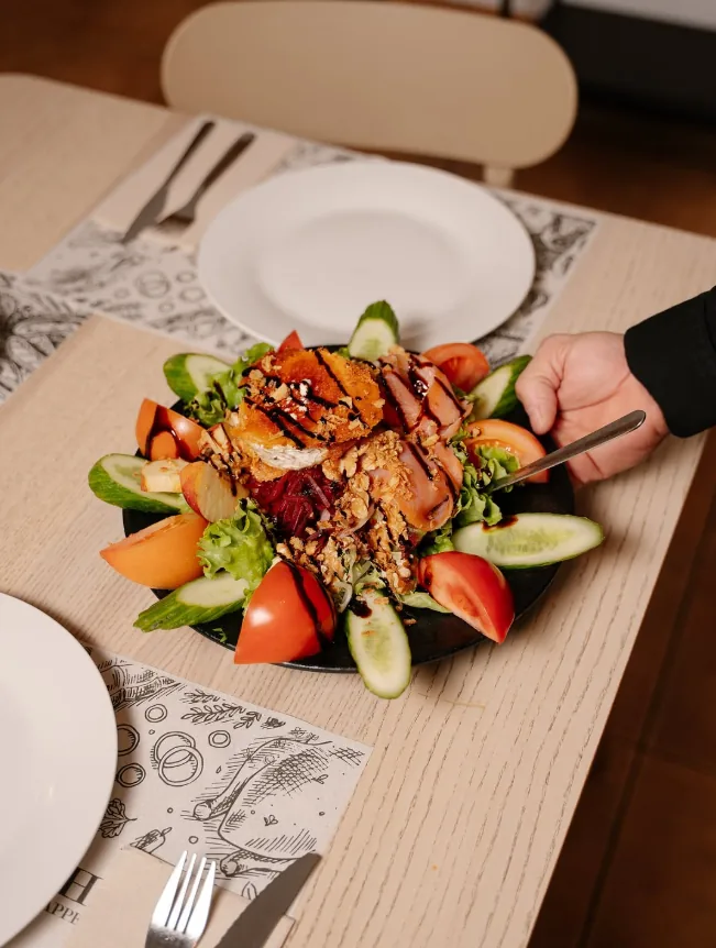 Ensalada con timbal de queso servida en mesa