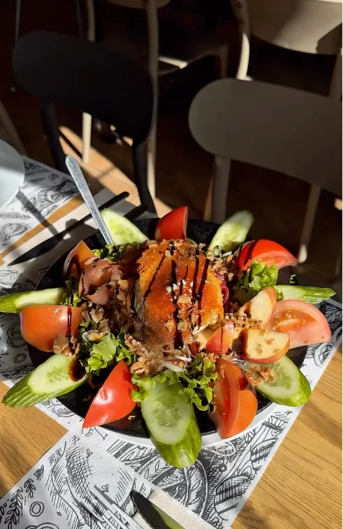 Ensalada de la casa con timbal de queso al sol de la tarde