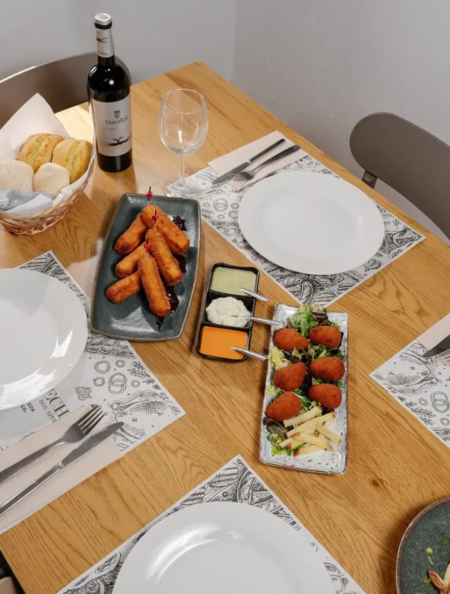 Mesa puesta con entrantes y vino