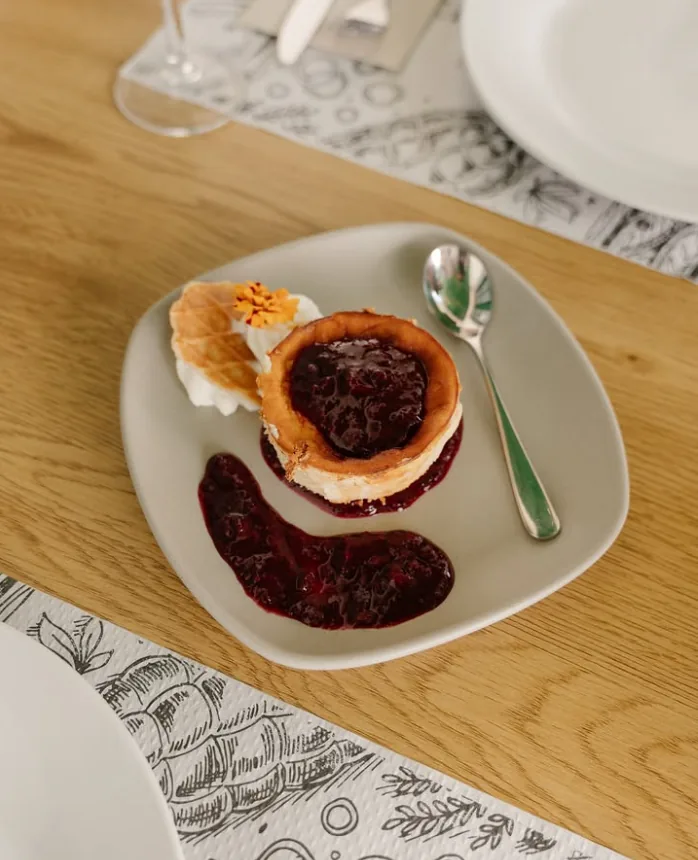 Postre casero con frutos rojos