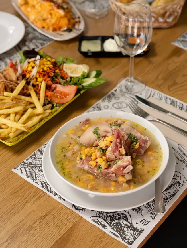 Guiso canario de cuchara con millo y carne
