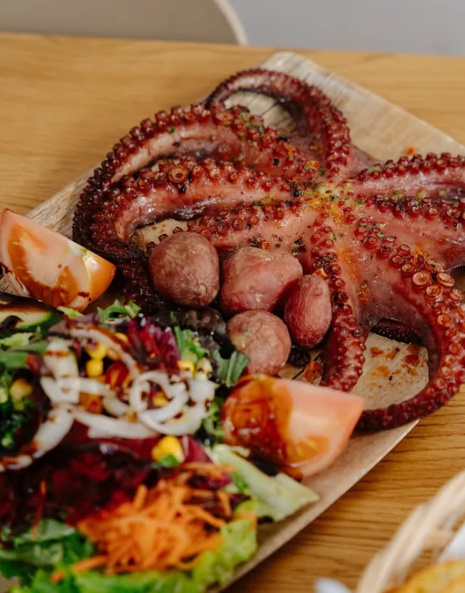 Pulpo a la brasa con papas y ensalada