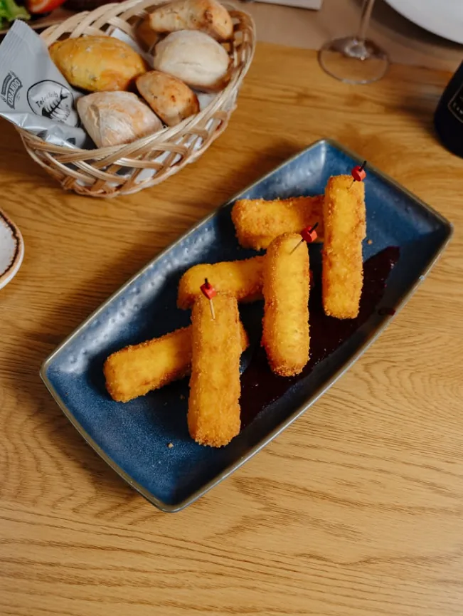Queso frito con cesta de pan canario