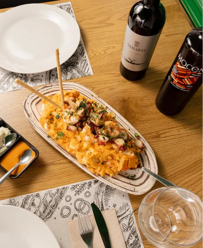 Revuelto de pulpo con vino de la casa